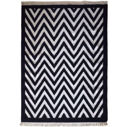 White Black zig zag Rug 4x6’